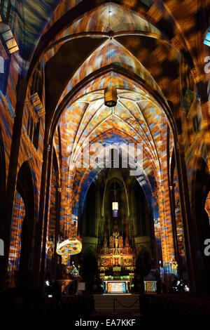 Eindhoven, Niederlande. 7. November 2014. Casa Magica, innerhalb der Augustijnenkerk, eine der Installationen auf dem Schein-Festival des Lichts in Eindhoven, Niederlande. Die neunte Ausgabe des Glühens läuft vom 08. bis 15. November 2014 und hat das Thema "Stadt in Bewegung". Bildnachweis: Stuart Forster/Alamy Live-Nachrichten Stockfoto