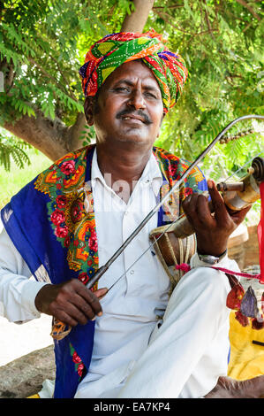 Volksmusiker spielen traditionelles Saiteninstrument Jaswant Thada, Jodhpur, Rajasthan, Indien Stockfoto