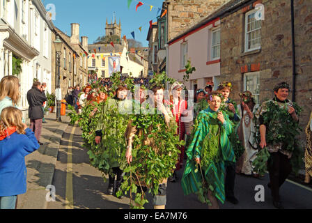 Darsteller in The Hal eine Tow Fuß Church Street auf Flora Day in Helston Kerrier West Cornwall South West England UK Stockfoto