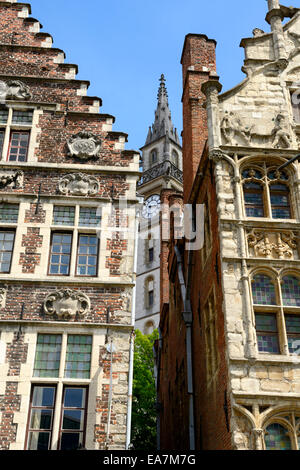 Kunstvoll geschnitzten Mauerwerk auf mittelalterliche Zünft, Kaufleute Häuser, Graslei Quay, Gent, Flandern, Belgien, Europa Stockfoto