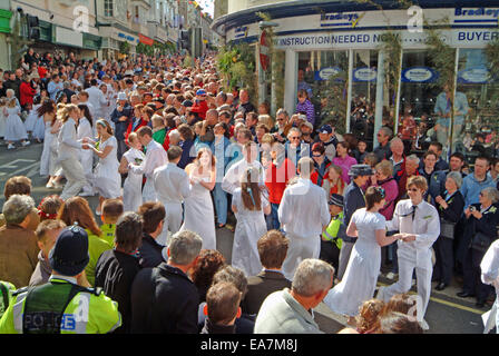 Der Kinder-Tanz auf Manage Straße an der Guildhall auf Flora Day in Helston Kerrier West Cornwall South West England UK Stockfoto