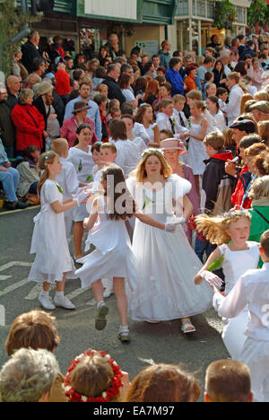 Der Kinder-Tanz auf Manage Straße an der Guildhall auf Flora Day in Helston Kerrier West Cornwall South West England UK Stockfoto