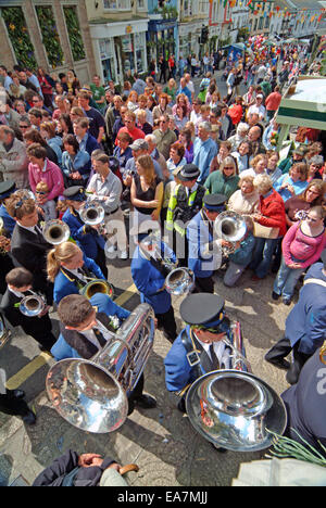 Blick hinunter auf die wichtigsten Tanz des Tages führte vorbei der Guildhall von The Helston Stadtkapelle auf Flora Day in Helston K Stockfoto