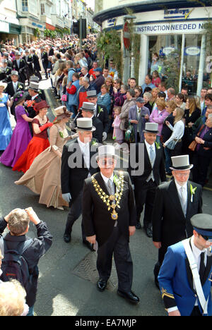 Blick hinunter auf die wichtigsten Tanz des Tages unter Leitung von The Helston Stadt Band & kann auf Meneage Straße vorbei an der Guildhall Stockfoto