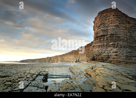 Nash-Punkt auf der Glamorgan Heritage Coast bei Sonnenuntergang, mit glühenden Abendlicht auf die Klippen und Felsen Stockfoto