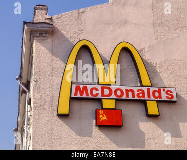 Moskau, Russland. 12. November 1989. An der Wand eines angrenzenden Gebäudes ist das Logo der ersten McDonalds am Puschkinskaja Square, der erste Fast-Food-Platz in der UdSSR in Moskau. Teil des Logos ist eine Nachbildung der sowjetischen Flagge. Foto aufgenommen, während es im Bau vor Eröffnung war. © Arnold Drapkin/ZUMA Draht/Alamy Live-Nachrichten Stockfoto
