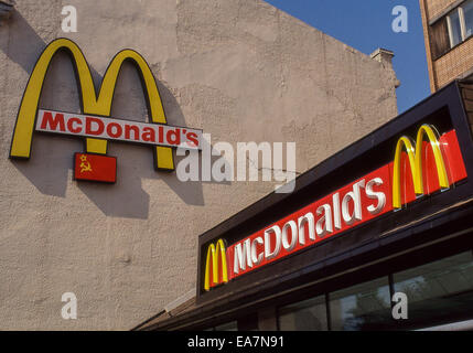 Moskau, Russland. 12. November 1989. Das Schild über des ersten McDonalds am Puschkinskaja Platz in Moskau, der erste Fast-Food legen in der UdSSR. Oben, ist an der Wand eines angrenzenden Gebäudes der McDonald's-Logo mit einem Nachbau der sowjetischen Flagge. Foto aufgenommen, während es im Bau vor Eröffnung war. © Arnold Drapkin/ZUMA Draht/Alamy Live-Nachrichten Stockfoto