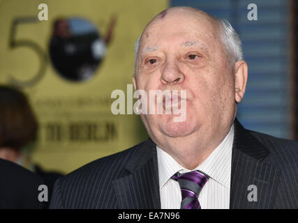 Berlin, Deutschland. 8. November 2014. Ehemaliger sowjetischer Führer Mikhail Gorbachev spricht auf dem Symposium "Neue Politik-Forum" gegen den kalten Krieg im Allianz-Forum in Berlin, Deutschland, 8. November 2014. Die Veranstaltung findet anlässlich des 25. Jahrestages der Fall der Berliner Mauer. Foto: Jens Kalaene/Dpa/Alamy Live News Stockfoto