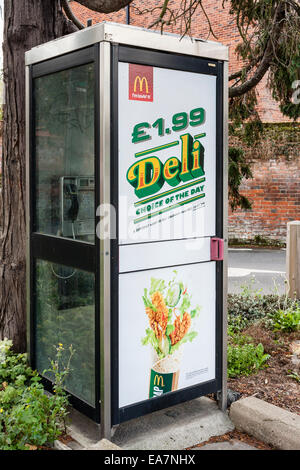 BT-öffentliche Telefonzelle mit Werbung auf dem Glas für McDonalds Produkte. Maidenhead, Berkshire, England, GB, UK. Stockfoto