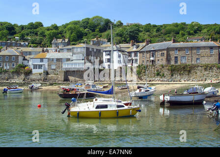 Mousehole harbour mit der Flut die Hälfte in Penwith West Cornwall South West England UK Stockfoto