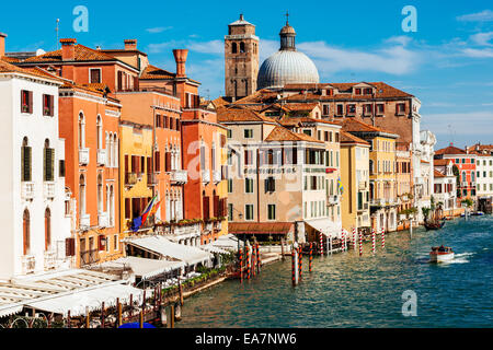 Venedig, Italien - 26. Oktober 2014: Kirche San Geremia und Hotels am Canale Grande in Venedig Stockfoto