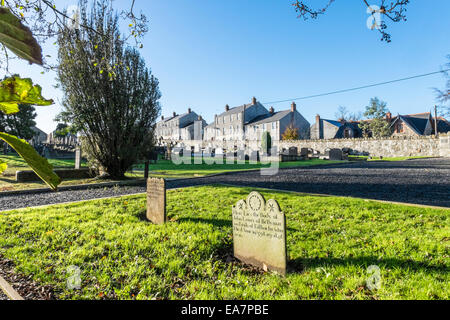 Grabsteine, verbunden mit der Schlacht von Saintfield 1798 finden Sie auf der Rückseite des Saintfield First Presbyterian Church. Stockfoto