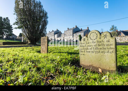 Grabsteine, verbunden mit der Schlacht von Saintfield 1798 finden Sie auf der Rückseite des Saintfield First Presbyterian Church. Stockfoto