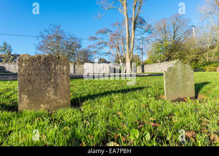 Grabsteine, verbunden mit der Schlacht von Saintfield 1798 finden Sie auf der Rückseite des Saintfield First Presbyterian Church. Stockfoto