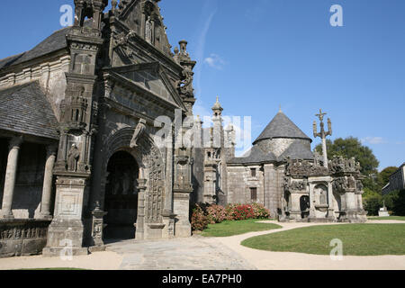 Ruhiger-Guimiliau Kirche schließen Kreuzgang (Bretonisch: Lambaol-Gwimilio) Finistère Abteilung von Brittany France Stockfoto