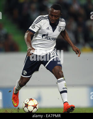 Schalke Chinedu Obasi spielt einen Ball in der UEFA Champions League-Gruppe G-Fußballspiel zwischen Sporting Lissabon und FC Schalke 04 Jose Alvalade-Stadion in Lissabon, Portugal, 5. November 2014. Foto: Ina Fassbender/dpa Stockfoto