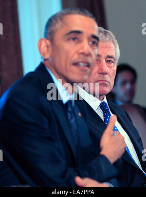 Washington, DC, USA. 7. November 2014. US-Präsident Barack Obama trifft mit seinem Kabinett in der Cabinet Room des weißen Hauses in Washington, DC am Freitag, 7. November 2014. US-Verteidigungsminister Chuck Hagel ist auf der rechten Seite. Bildnachweis: Dennis Brack/Pool über CNP - NO WIRE SERVICE - Credit: Dpa picture-Alliance/Alamy Live News Stockfoto