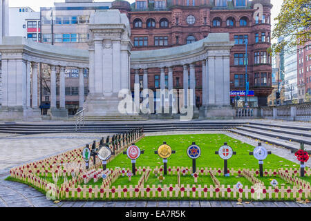 Belfast City Hall Kenotaph, mit Royal British Legion Kreuze in den Rasen gepflanzt. Stockfoto