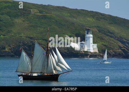 St. Mawes groß Schiff verlassen die Carrick Roads Segeln vorbei an der St. Anthony Head Lighthouse Falmouth Carrick Mitte Cornwall Süden Wes Stockfoto