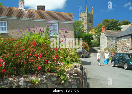 Perranuthnoe Dorf sonnigen Sommer mit zwei älteren Damen, die hinunter die Straße Mounts Bay in der Nähe von Marazion Penwith West Stockfoto