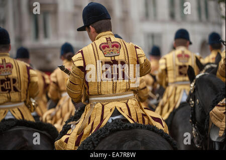 City of London, UK. 8. November 2014. Band der Household Cavalry tragen gold Status Mäntel der Oberbürgermeister nach den Royal Courts of Justice Reisen begleiten. Die jährliche Herrn Bürgermeister Show ist der weltweit größte unzensiert Prozession. Bildnachweis: Malcolm Park Leitartikel/Alamy Live-Nachrichten Stockfoto