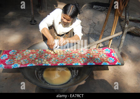 Kambodschanische Menschen kochen Kokos Zucker aus asiatischen Palmyra-Palme bei Siem reap Markt am 14. April 2009 in Siemreap, Kambodscha. Stockfoto