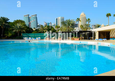 Luxus Hotelschwimmbad mitten im kommerziellen Zentrum von Doha, der Hauptstadt des Arabischen Golfs Land Katar. Stockfoto