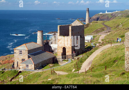 Levante Tin Mine auf der Klippe mit Pendeen Watch Leuchtturm in der Ferne Pendeen in der Nähe von Cape Cornwall im Norden wiederhergestellt Stockfoto