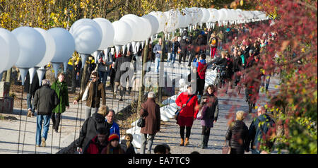 Berlin, Deutschland. 8. November 2014. Besucher zu Fuß Vergangenheit steht der Ballon im Mauerpark in Berlin, Deutschland, 8. November 2014. Die Ballon Laternen sind Teil des Projekts "Grenze der Lichter 2014" Gedenken an den 25. Jahrestag der Fall der Berliner Mauer am 9. November 2014. Foto: BERND VON JUTRCZENKA/Dpa/Alamy Live-Nachrichten Stockfoto