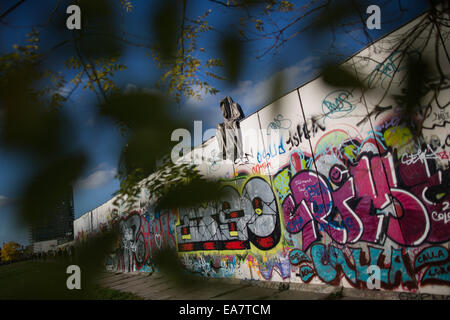 Berlin, Deutschland. 8. November 2014. Eine Kunstinstallation von einer vermummten Gestalt auf der ehemaligen Berliner Mauer an der East Side Gallery in Berlin, Deutschland, 8. November 2014. Foto: MAJA HITIJ/Dpa/Alamy Live News Stockfoto