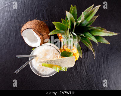 Frische Sommer-cocktail mit exotischen Früchten, aus oberen Geschossen Stockfoto