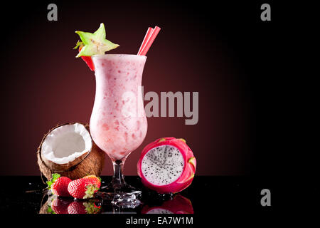 Frische Sommer-cocktail mit exotischen Früchten, auf schwarzem Hintergrund isoliert Stockfoto