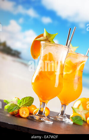 Frische Sommerdrinks orange, blur Strand auf Hintergrund Stockfoto