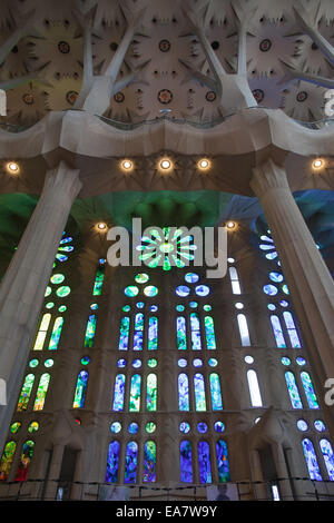 Glasfenster in der Sagrada Familia in Barcelona, Katalonien, Spanien. Stockfoto