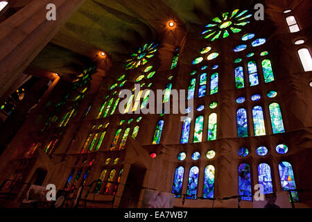 Glasfenster, hervorgehoben durch das Sonnenlicht in die Kirche Sagrada Familia in Barcelona, Katalonien, Spanien. Stockfoto