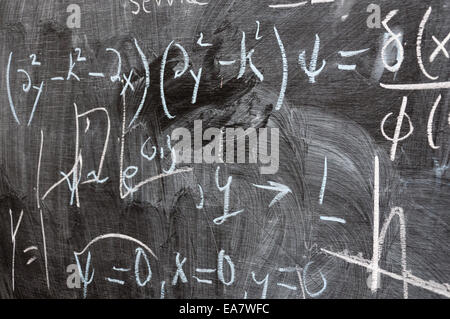 Mathematik Gleichung auf Tafel mit Kreide geschrieben Stockfoto