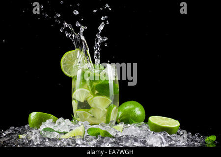 Mojito trinken Wunsch Spritzen, auf schwarzem Hintergrund isoliert Stockfoto