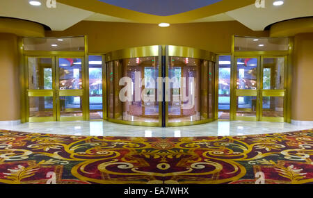 bunte Lobby und Eingang eines gehobenen Hotels Stockfoto