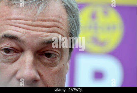 Rochester, Großbritannien. 8. November 2014. Nigel Farage kehrt nach Rochester zum siebten Mal, Mark Reckless vor der Nachwahl am 20. November zu unterstützen. Stockfoto