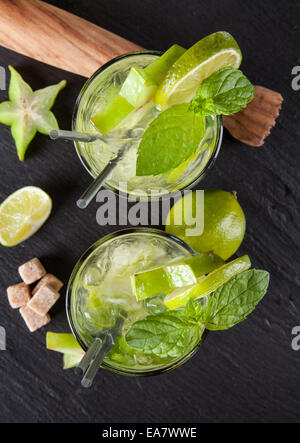 Sommer frische Cocktails serviert auf Stein Stockfoto