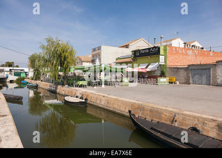 Boote vertäut am El Palmar, Albufera, Valencia, Spanien. Stockfoto