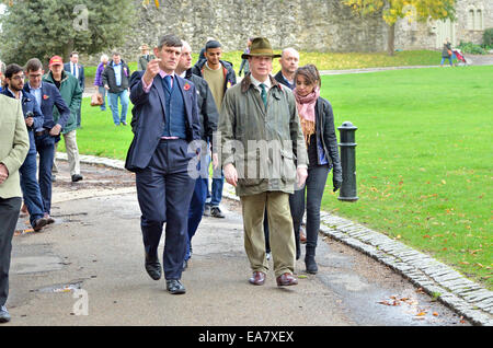 Rochester, Großbritannien. 8. November 2014. Nigel Farage mit senior UKIP Pressestelle Gawain Towler vor 2014 Nachwahl. Stockfoto