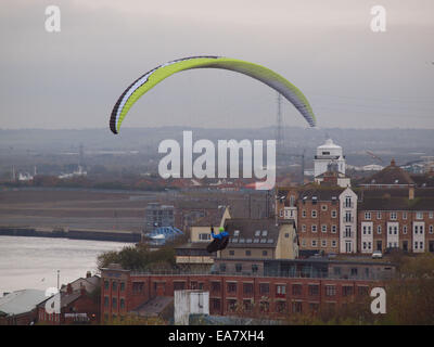 Newcastle Upon Tyne, UK. 8. November 2014. Zwei Luft Gleitschirmpiloten reiten die Thermik an einem windigen Tag über den Hafen von Tyne bei Tynemouth. Bildnachweis: James Walsh/Alamy Live-Nachrichten Stockfoto