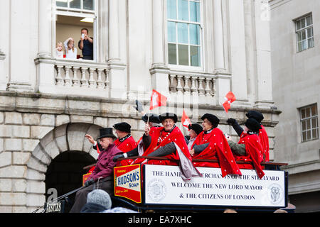 London, UK. 8. November 2014. Zuschauer und Schwimmer an Lord Mayor Prozession. Bildnachweis: Dave Stevenson/Alamy Live-Nachrichten Stockfoto