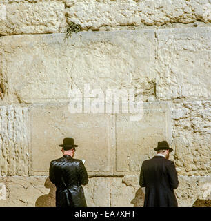 2 Juden beten am Klagemauer Jerusalem Israel Stockfoto