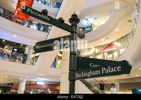 Wegweiser für Londons im Terminal 21 Shopping Mall in London Stock, Bangkok, Thailand, Asien. Stockfoto