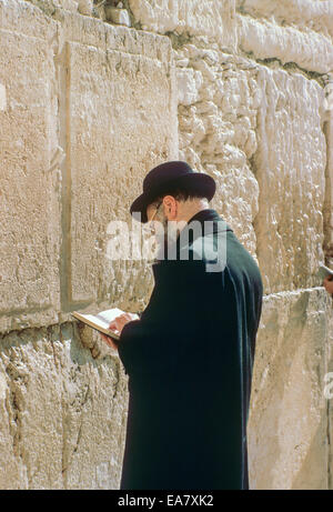 Juden beten am Klagemauer Jerusalem Israel Stockfoto