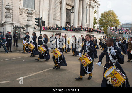 City of London, UK. 8. November 2014. Christi Krankenhaus Schulband, trägt seine unverwechselbare Tudor Schuluniform, vorbei an St Pauls Cathedral. 1552 in London gegründete Christ es Hospital School in Sussex befindet. Bildnachweis: Malcolm Park Leitartikel/Alamy Live-Nachrichten Stockfoto