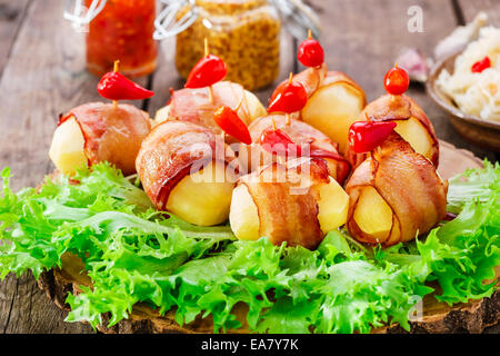 eingewickelt in Speck und gebackenen Kartoffeln Stockfoto