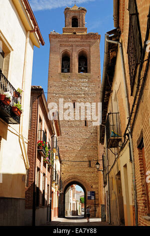 Straße und Turm von Santa María Kirche. Arévalo, Segovia, Spanien Stockfoto